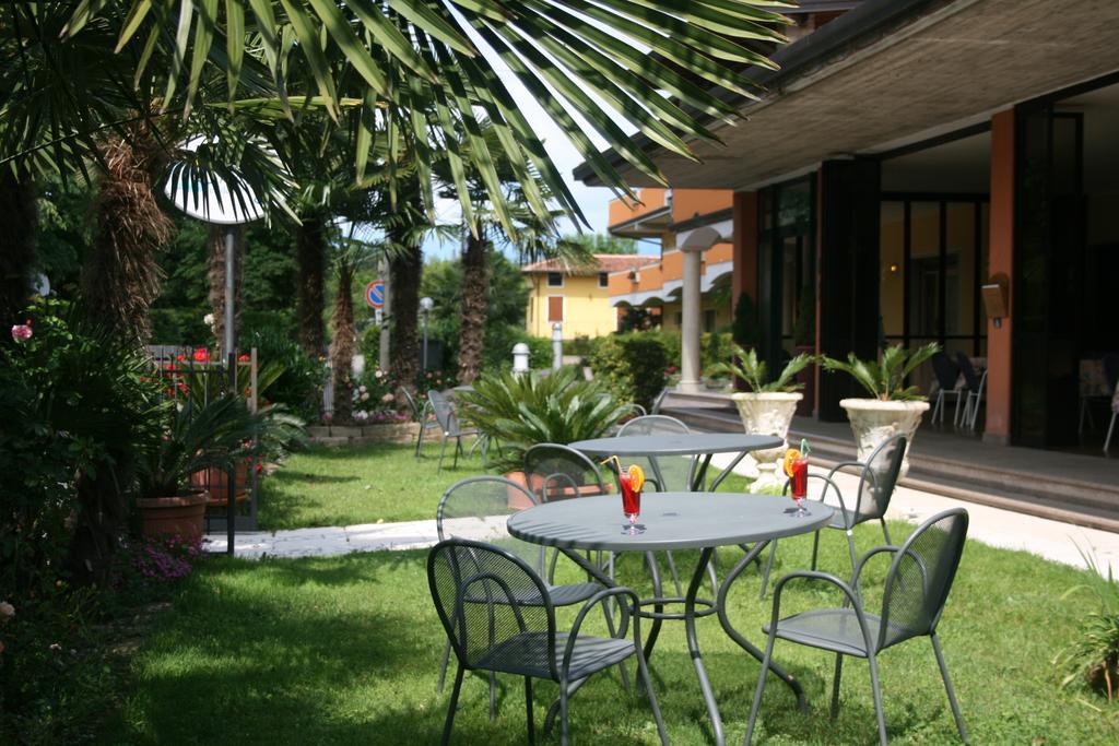 Residence Miralago Rooms & Apartments Manerba del Garda Exterior photo