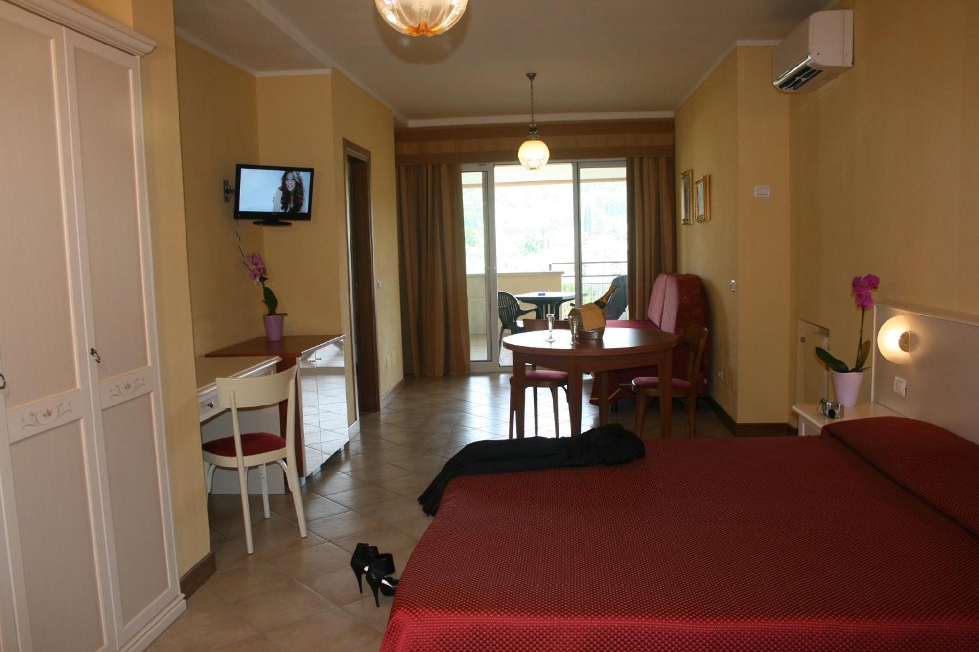 Residence Miralago Rooms & Apartments Manerba del Garda Exterior photo