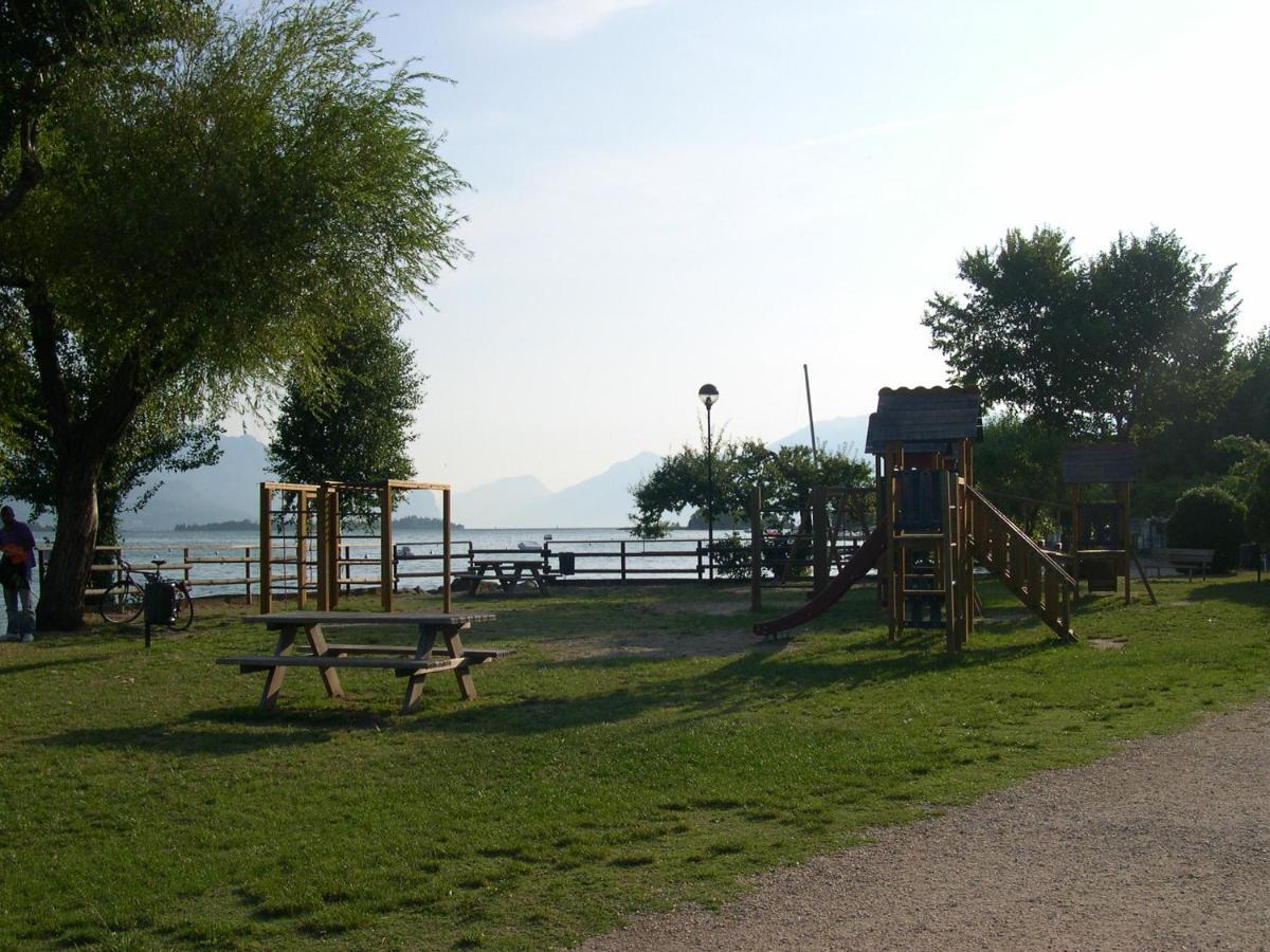 Residence Miralago Rooms & Apartments Manerba del Garda Room photo